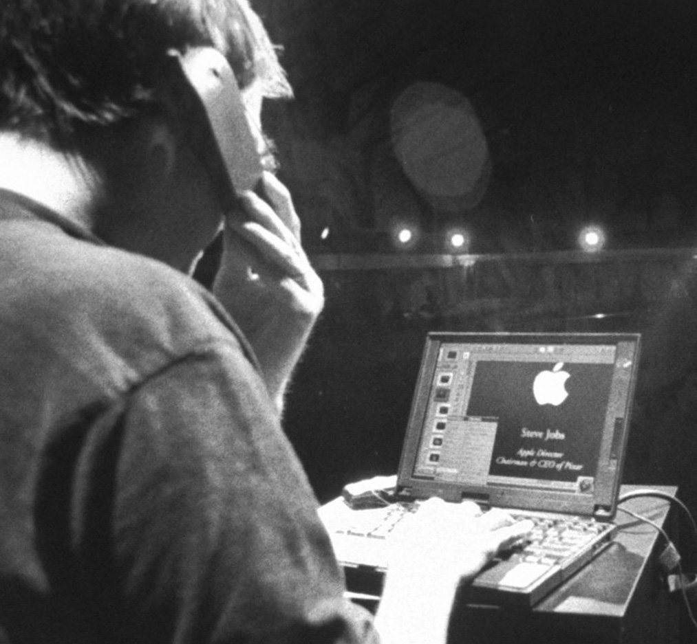 https%3A%2F%2Fforums.macrumors.com%2Fattachments%2Fsteve-jobs-laptop-macworld-crop-gettyimages-85417133-2048x2048-jpg.1762922%2F